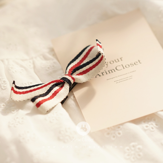 [4차제작] 귀여운 너의 잠버릇 - red &amp; navy stripe ribbon pin