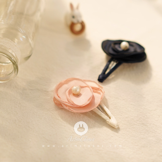 [10차제작] 살포시 내려앉은 꽃 한송이 세번째 이야기 - pink &amp; navy pearl flower pin